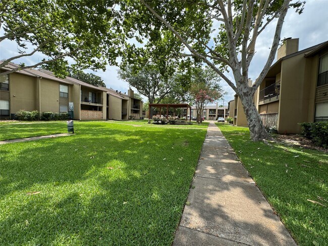 Building Photo - 3300 Pebblebrook Dr