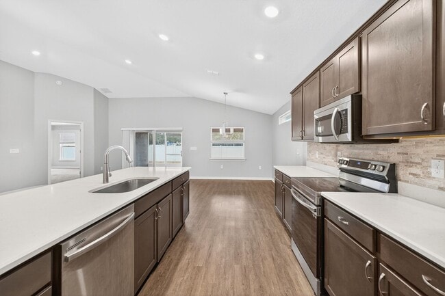 Building Photo - New Spacious 4 Bed - W/Amenities!