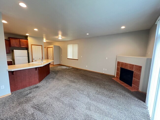 Building Photo - 747-747 SE Tampa St