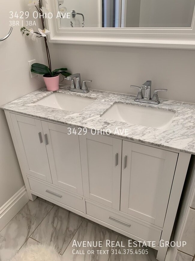 Building Photo - Beautifully Renovated Townhouse