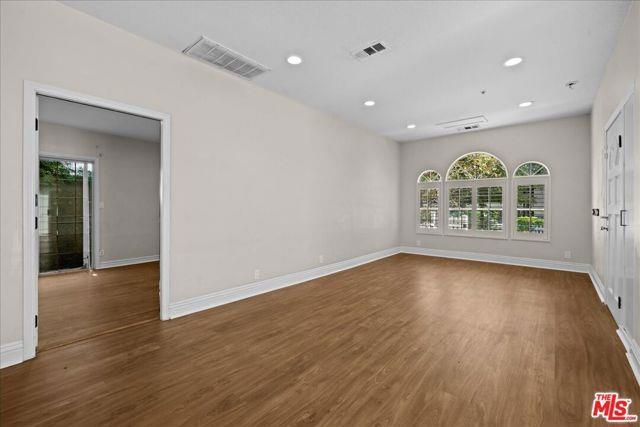 Building Photo - 825 Larrabee St