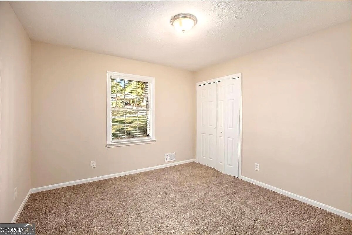Building Photo - 2112 Royal Fox Way