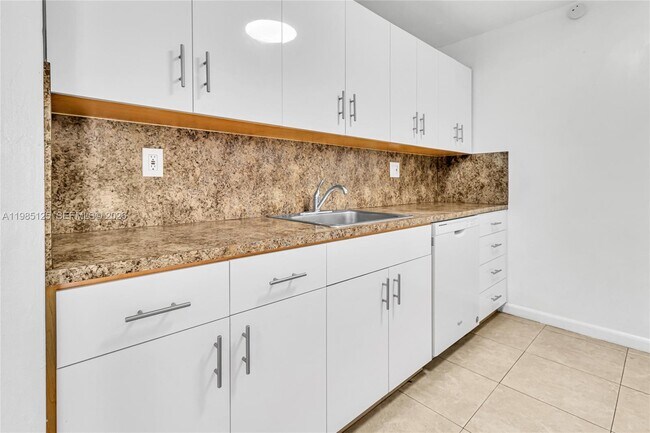 Building Photo - 7201 Miami Lakes Dr