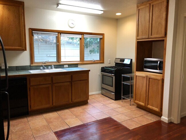 Building Photo - *RESERVE FOR SUMMER 2026* 5 Bedroom 3 Bath Chico Charmer