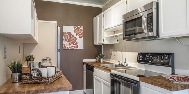 Building Photo - Vintage Cap Hill Condo