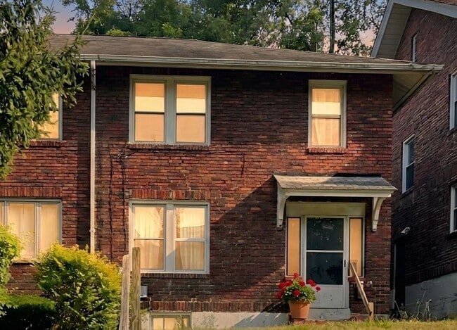 Building Photo - 3 Bed / 1 Bath Townhouse in Clairton