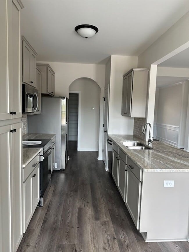 Building Photo - FOR RENT