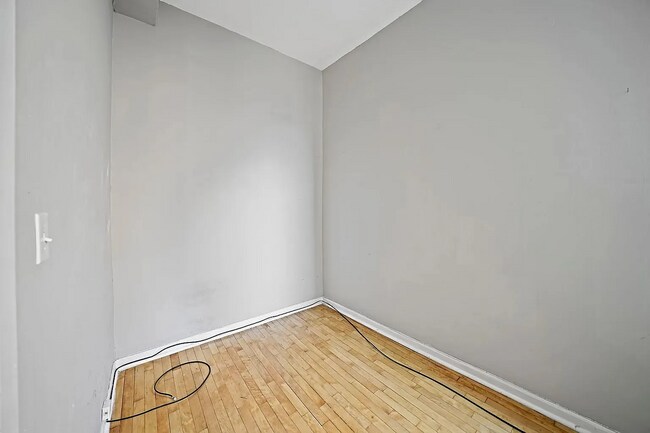 Building Photo - Charming 2-Bed Oasis on Augusta Blvd: Your Perfect Urban Retreat in Chicago!