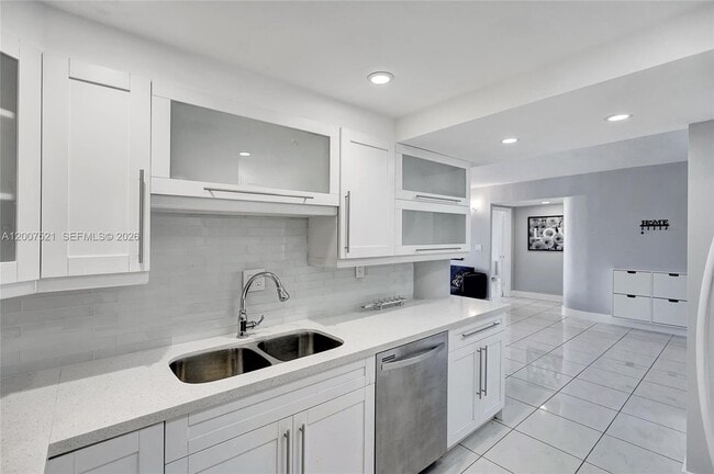 Building Photo - 3725 S Ocean Dr