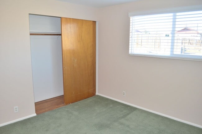 Building Photo - Beautiful Home in Excellent Murray Location!