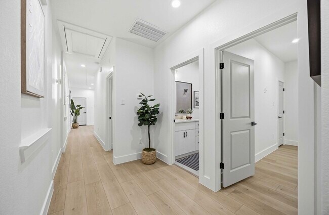 Building Photo - 5313 Bacher St