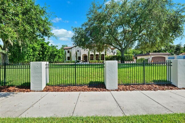 Building Photo - 4555 W Swann Ave