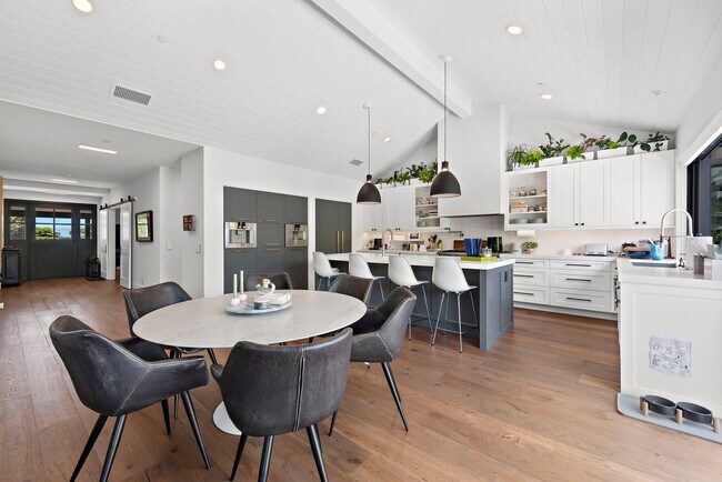 Building Photo - Modern Farmhouse Perfection