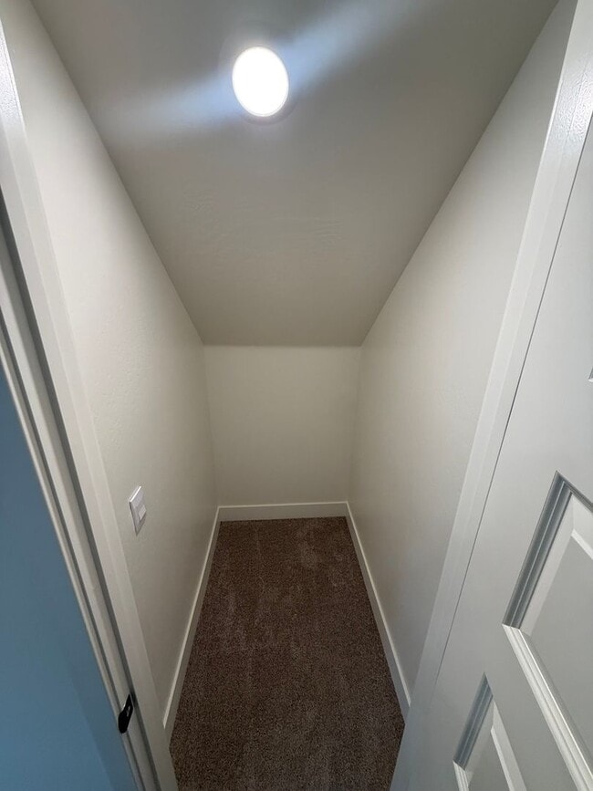 Building Photo - Stunning New-Construction two-story home 5bed 3bath