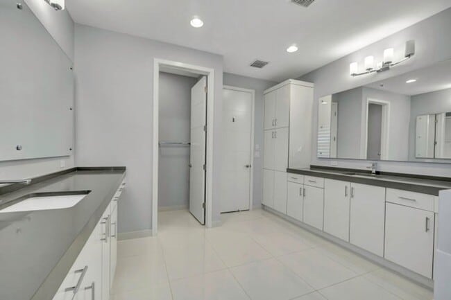 Building Photo - 17081 Five Waters Ave