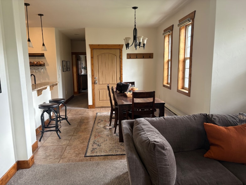 Building Photo - 715 Moraine Ct