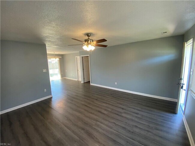 Building Photo - Four Bedroom Home in Virginia Beach