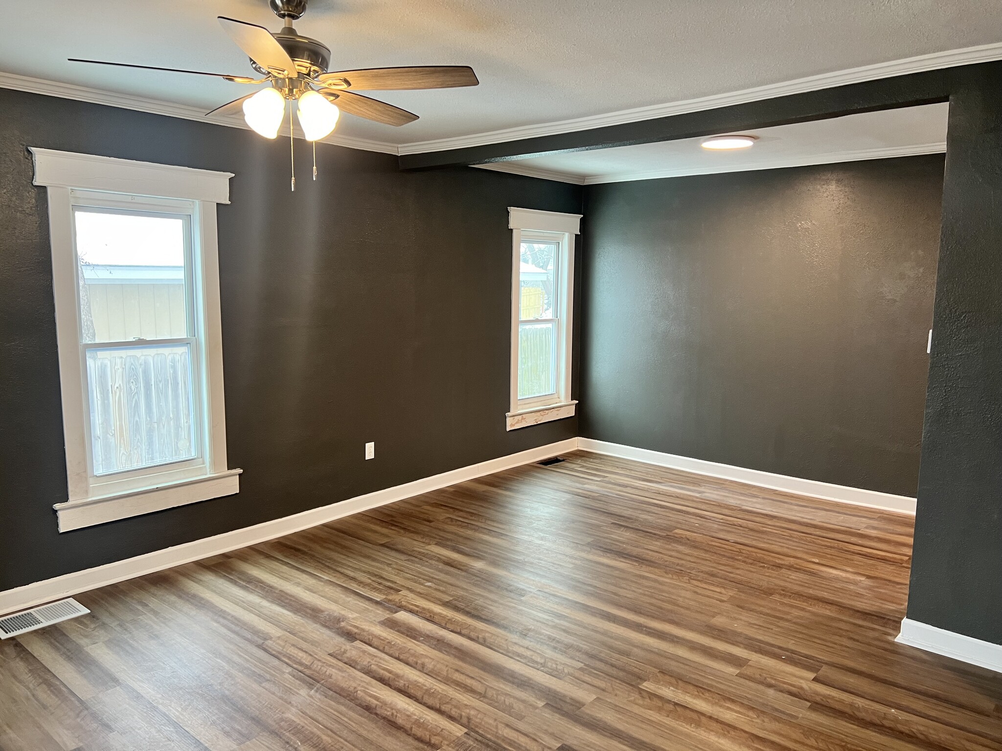 Living room/Dining room - 1102 Range Line St