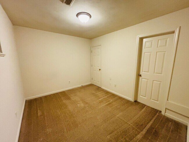 Building Photo - 2511 Ridge Rd