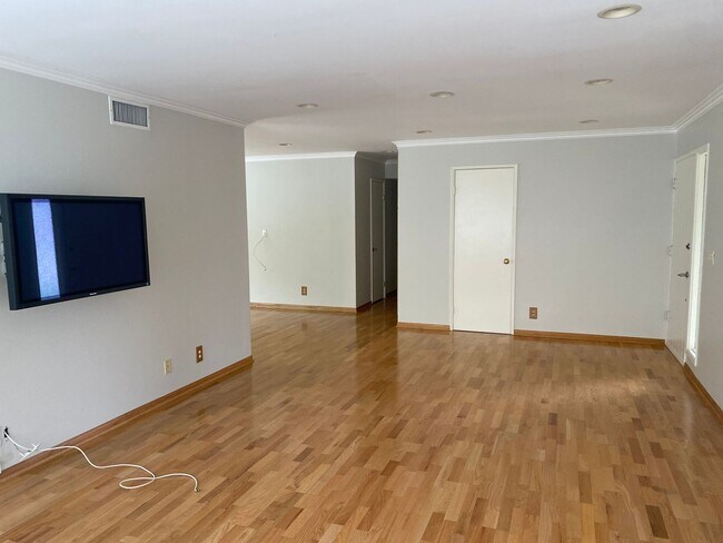 Building Photo - Single story 3 bed, 2 bath home on a large...