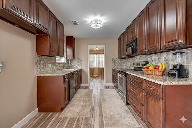 Building Photo - 1902 Sedgie Dr