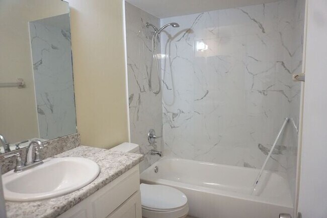 Building Photo - 2 Bedroom / 2 Bath townhouse close to NAS and interstate 95