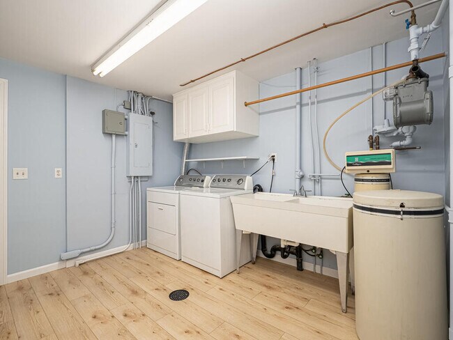 Building Photo - 6625 W Shore Dr