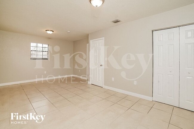 Building Photo - 1000 NE 211th Terrace