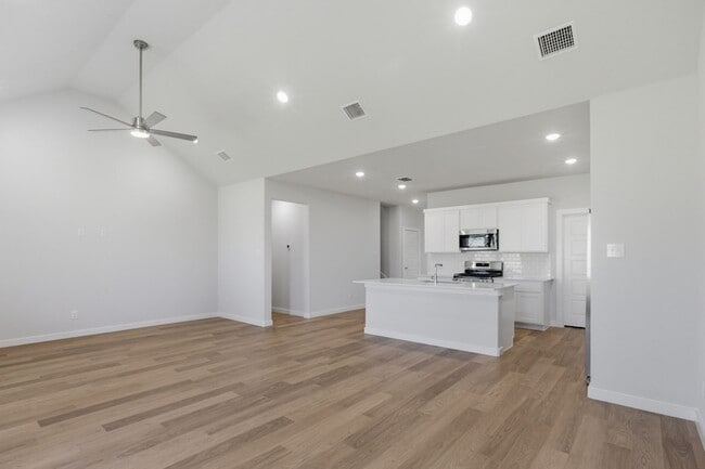 Building Photo - 637 Sierra Rdg