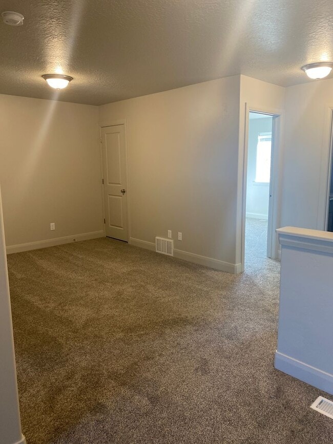 Building Photo - 3 bed 2.5 bath in  Townhome Spanish Fork