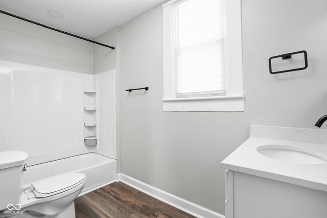 Building Photo - 413 E Caven St