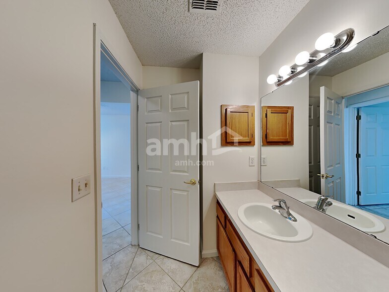 Building Photo - 9081 Prosperity Lake Dr