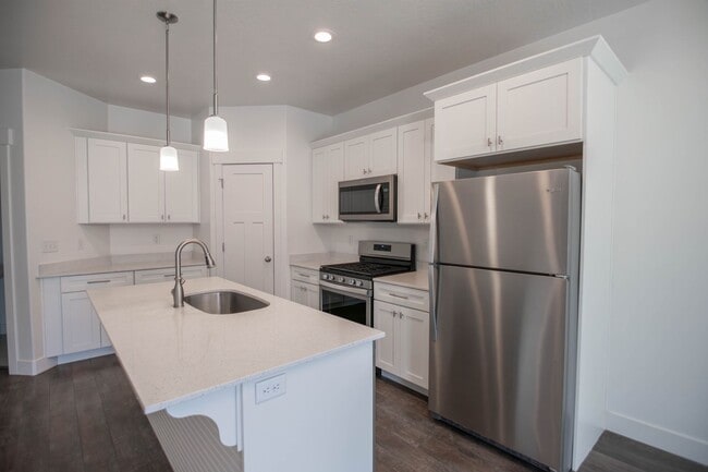 Building Photo - Beautiful 4 Bedroom Townhome in Saratoga Springs!