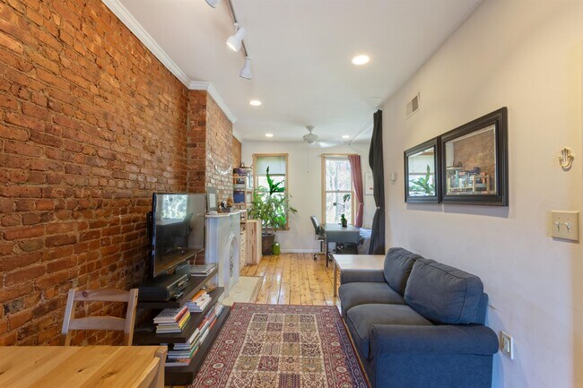 Primary Photo - 294 Pavonia Ave