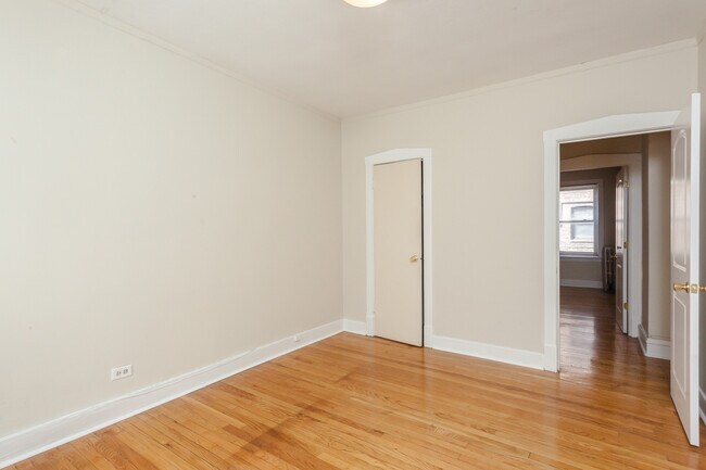 Building Photo - 2212 E 70th St