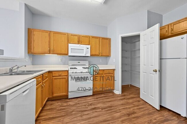 Building Photo - 2-bedroom, 2.5-bathroom Condominium in the heart of Peachtree Corners