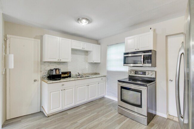 Building Photo - 1325 W 32nd St