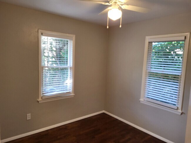 Building Photo - Beautiful 3 bedroom house with granite countertops and central heat and air