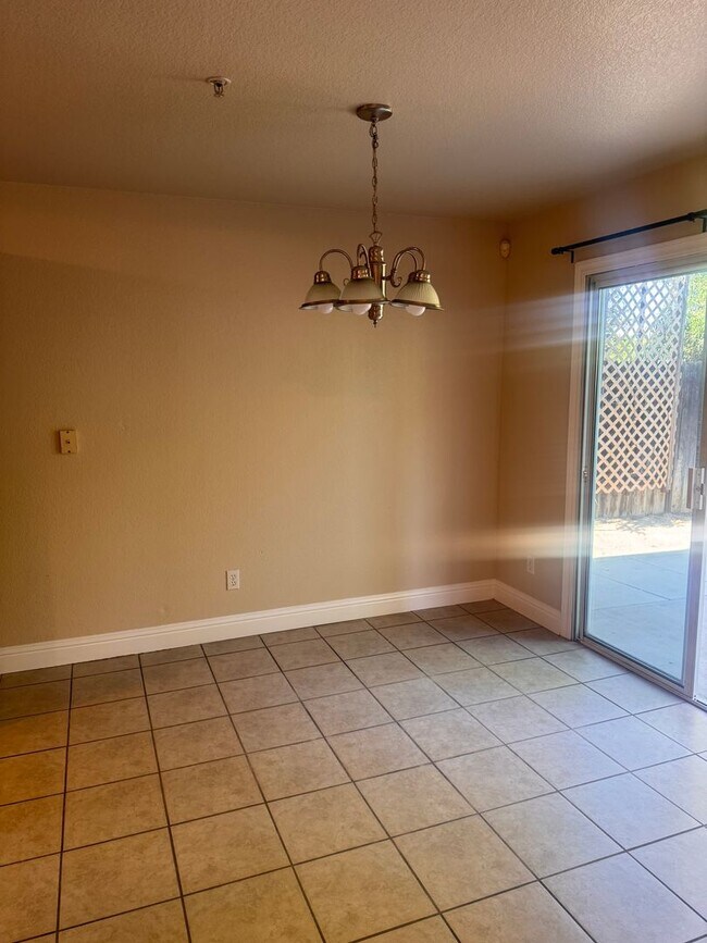 Building Photo - Charming 3 Bed/ 2 Bath Home. AVAILABLE NOW!!!!