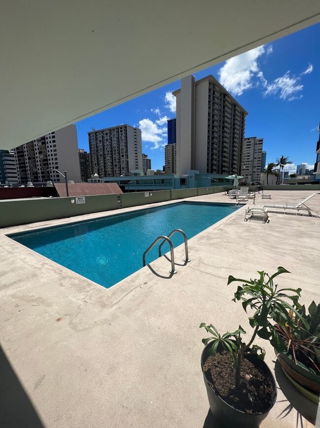 Building Photo - 1 bedroom, 1 bath, 1 covered parking!