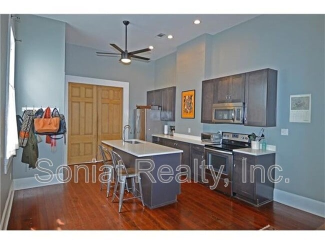 Building Photo - 2503 Burgundy St