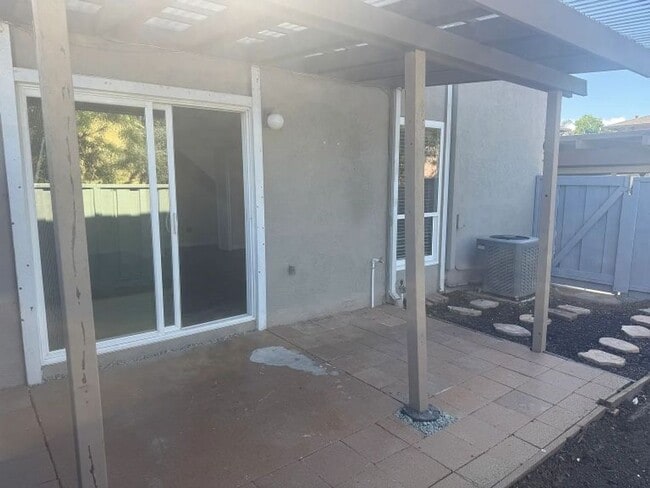 Building Photo - Lovely and Updated 2 Bedroom Beauty in Ple...