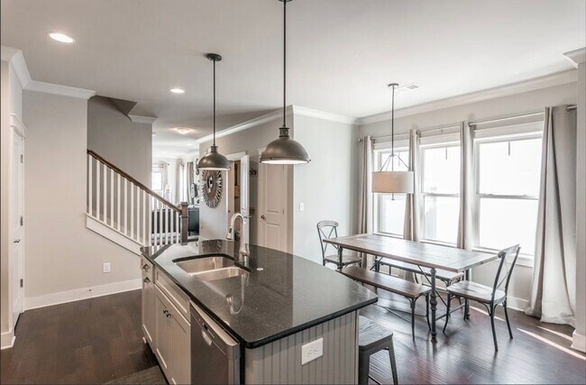 Building Photo - Belmont / Vanderbilt University Condo!!