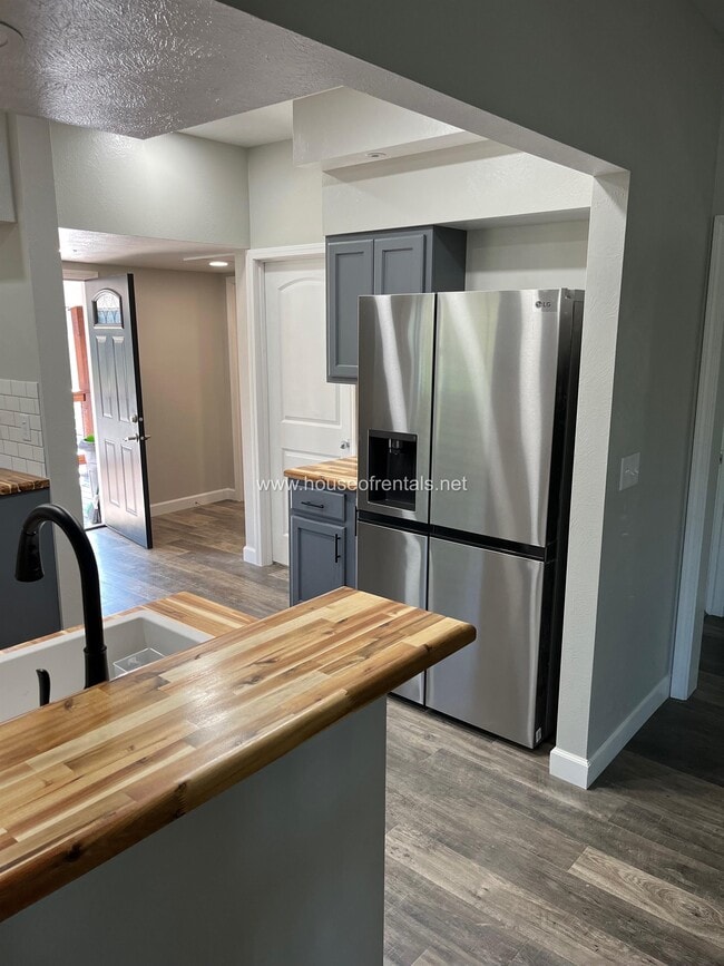 Building Photo - 511 N Maple St