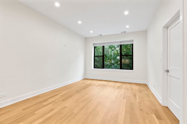 Building Photo - 1246 W Bryn Mawr Ave