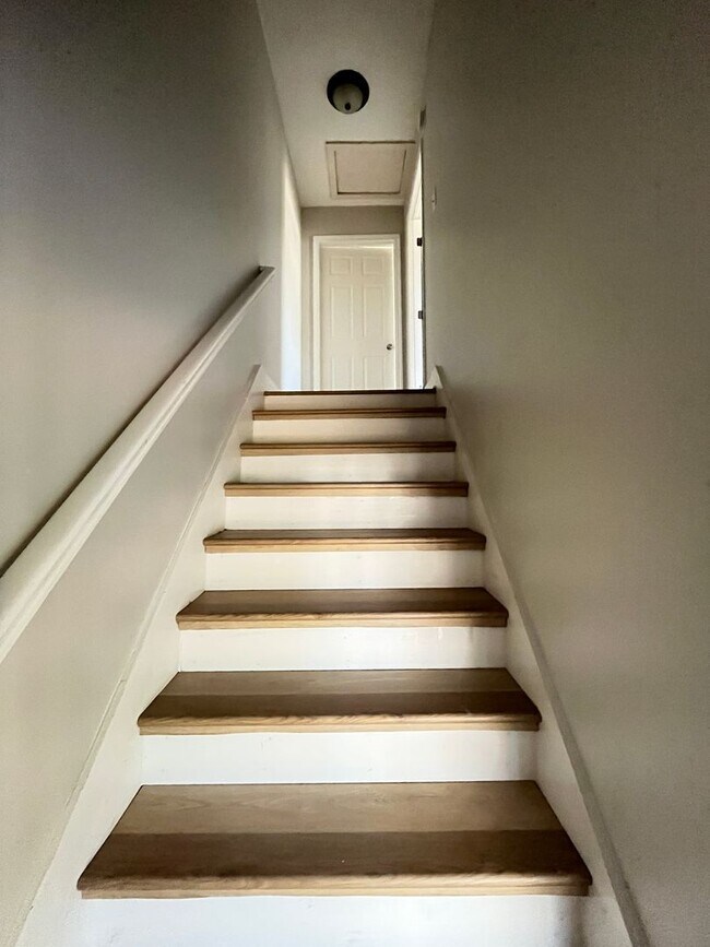 Building Photo - Charming Huntsville Living Awaits!