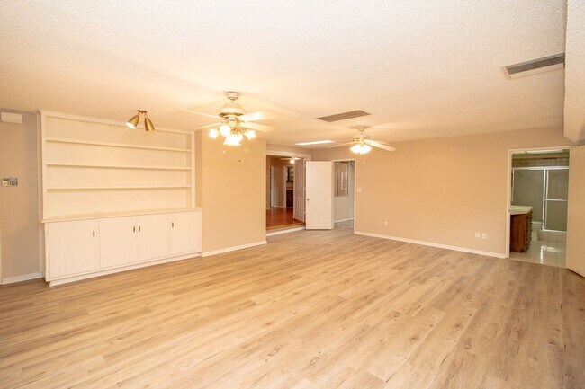 Building Photo - Expansive Four-Bedroom In Highly Desirable City Of Redlands!