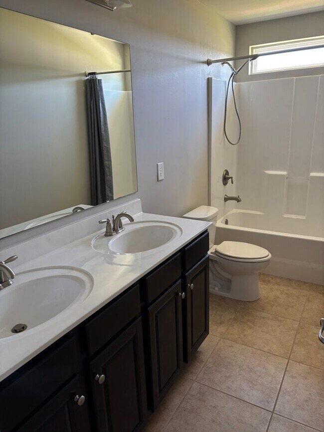 Building Photo - Great 4-Bedroom, 3-Bath