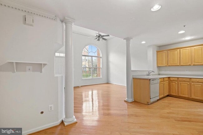 Building Photo - 1925 Crescent Park Dr