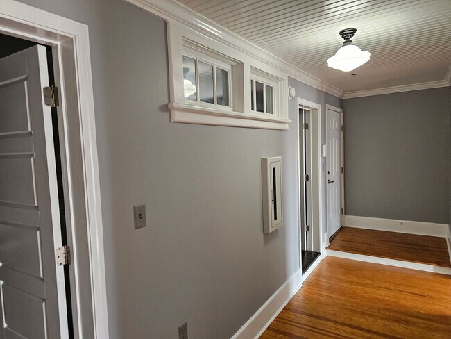 Building Photo - 103 E Main St